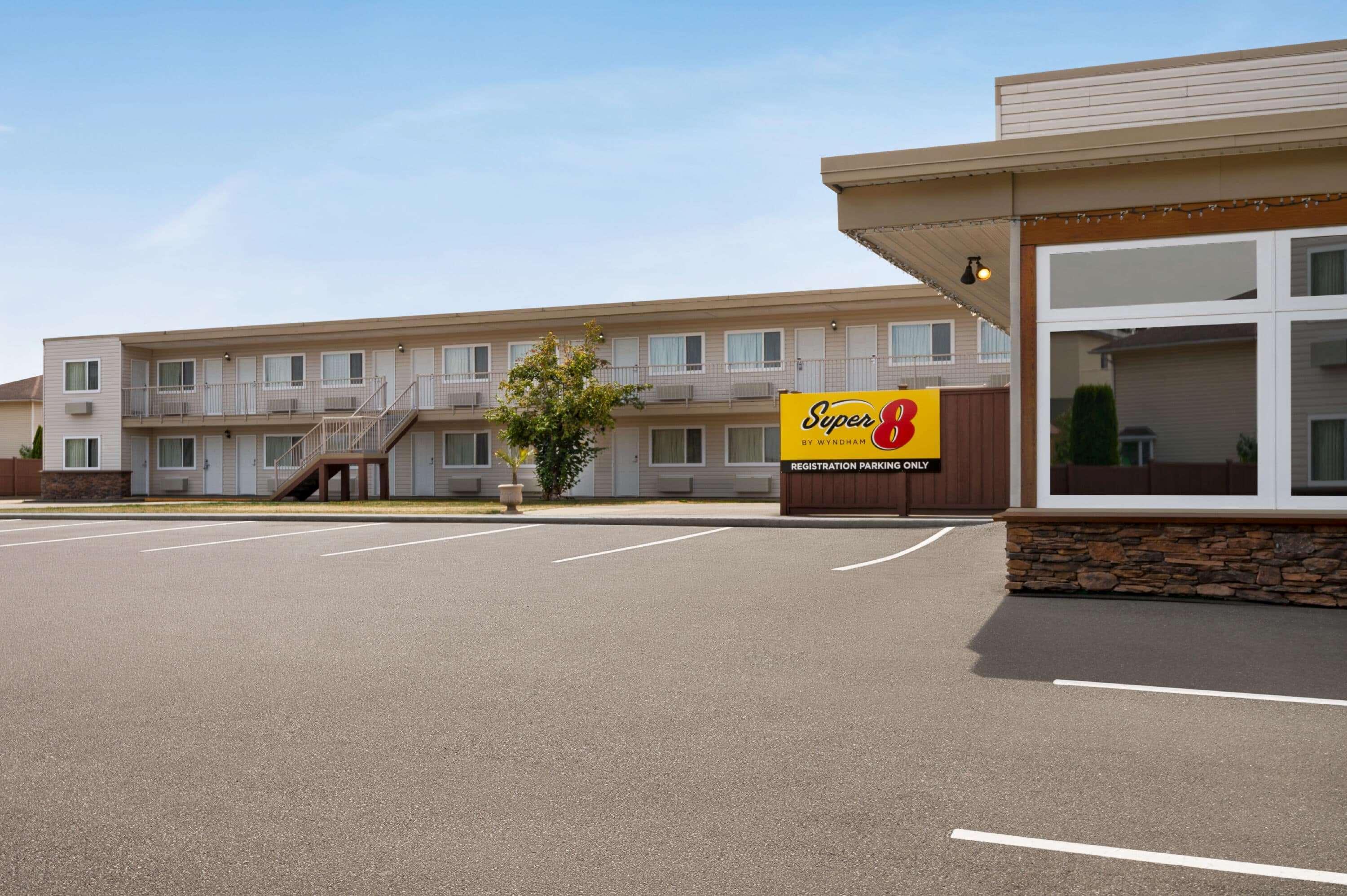 Super 8 By Wyndham Courtenay Dış mekan fotoğraf
